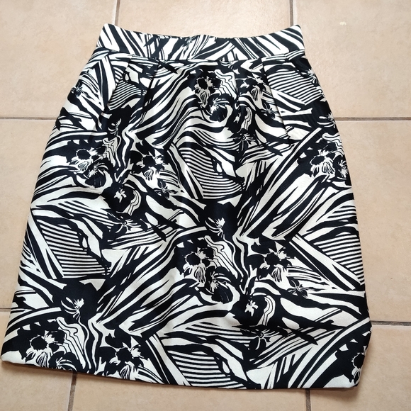 Classique Entier Floral Print Inverted Pleat Skirt